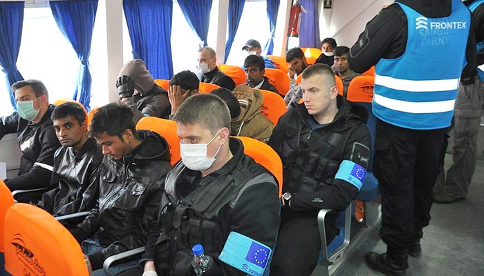 Sığınmacıları taşıyan ilk gemi Yunanistan'dan Dikili'ye geldi