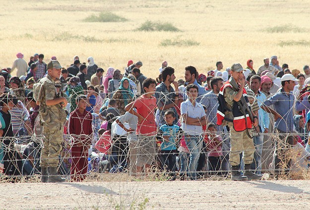 Suriyelilerin Türkiye sınırındaki bekleyişi sürüyor