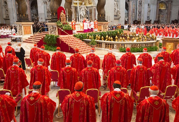 Papalık seçimi geleneksel ayinle başladı