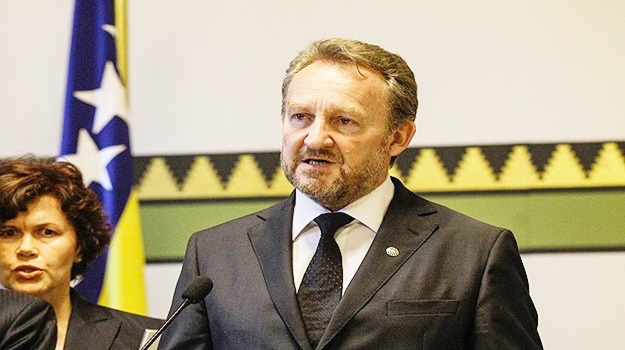 İzzetbegoviç, yeniden aday