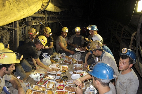 Madenciler ilk iftarlarını yerin 300 metre altında açtı