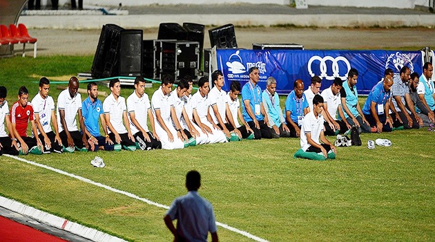 Libyalı futbolculardan maç öncesi namaz