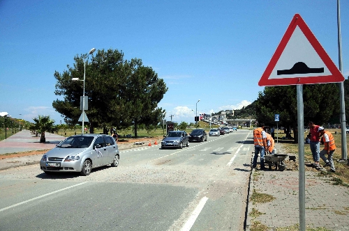 Bir çocuğun hayatını kaybettiği yola hız düşürücü barikat konuldu