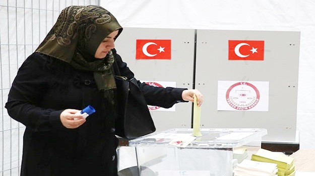 Türk vatandaşları oy kullanmaya devam ediyor