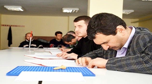 Braille alfabesiyle Kur'an öğreniyorlar