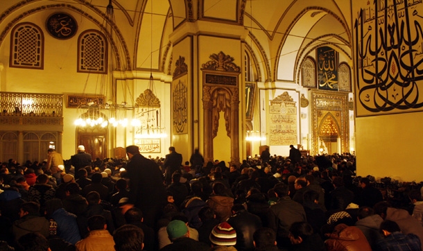 Bursa'da yeni yılın ilk sabah namazında Ulu Cami doldu taştı