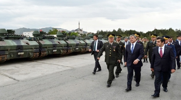 Cumhurbaşkanı Gül, modernize edilen tankların gösterisini izledi