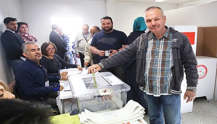 Almanya'da seçmenler uzun kuyruklar oluşturdu