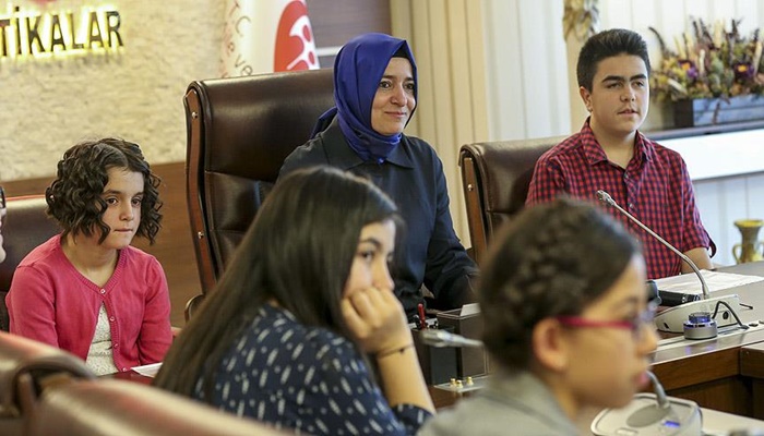 Bakan Kaya çocukların "karne" sevincini paylaştı