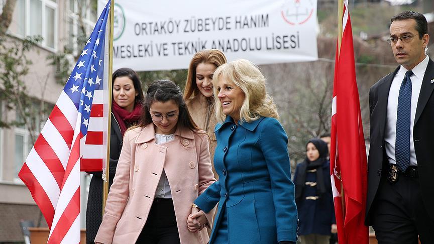 Gençler karnelerini ABD Başkan Yardımcısı Biden'ın eşinin elinden aldı