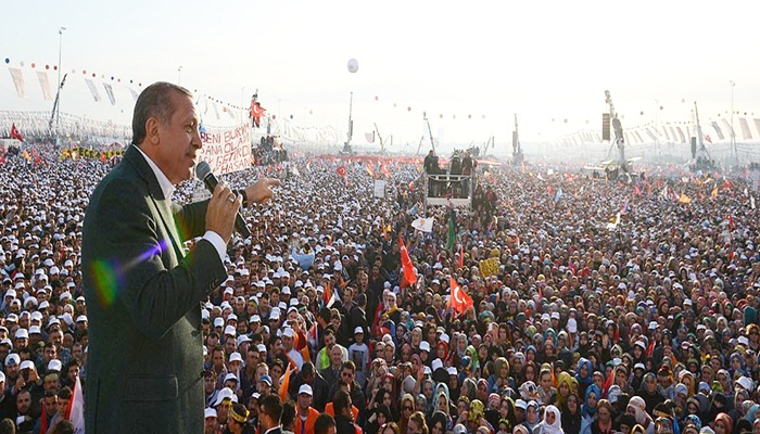 Millet oynanan oyunu görüyor