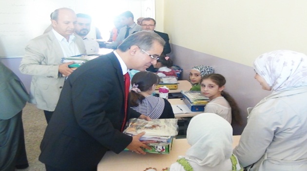 Kimse Yok Mu Derneği Suriyeli öğrencilere kırtasiye yardımı yaptı