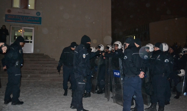 AÜ'de gerginliğe polis müdahale etti, 5 kişi yaralandı