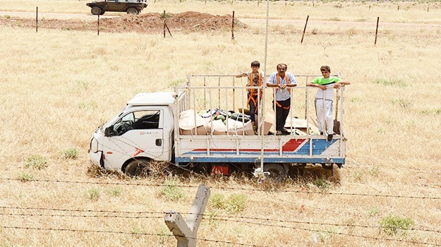 Kaza yapan kamyonet mayınlı araziye girdi