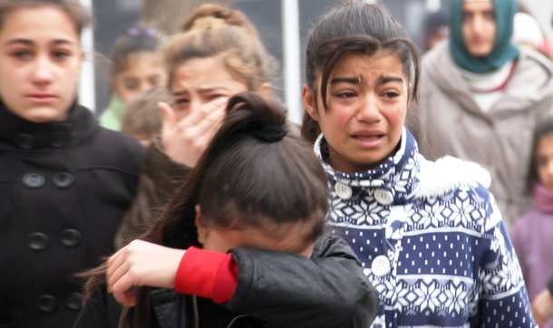 Diyarbakırlı çocuklar şehidin tabutuna sarıldı, gözyaşları sel oldu