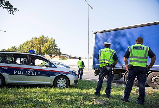 Avusturya polisi 'sığınmacı' alarmında
