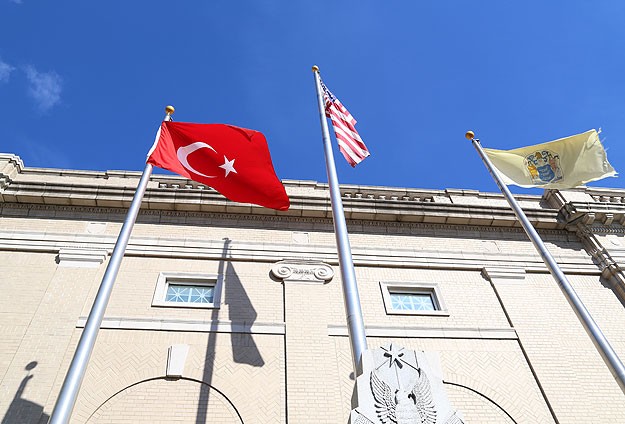 Amerika'da belediye binasında Türk bayrağı dalgalandı