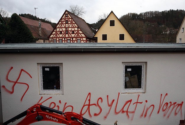 Almanya'da mülteci yurtlarına saldırılar arttı