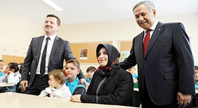 Başbakan Yardımcısı Arınç, torunu Akif'i okulun ilk gününde yalnız bırakmadı