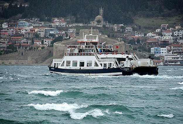 Kuzey Ege'de kuvvetli lodos seferleri iptal ettirdi