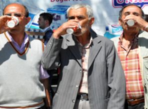 Yeşilay 'milli içki'yi dağıttı!
