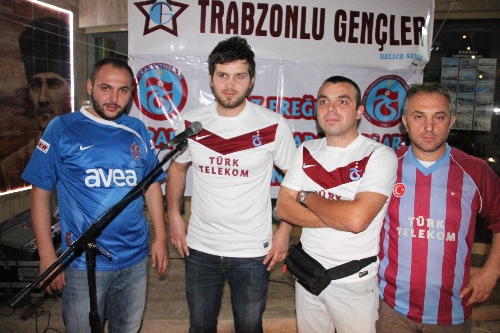 Trabzonsporlulardan horonlu meşaleli kutlama