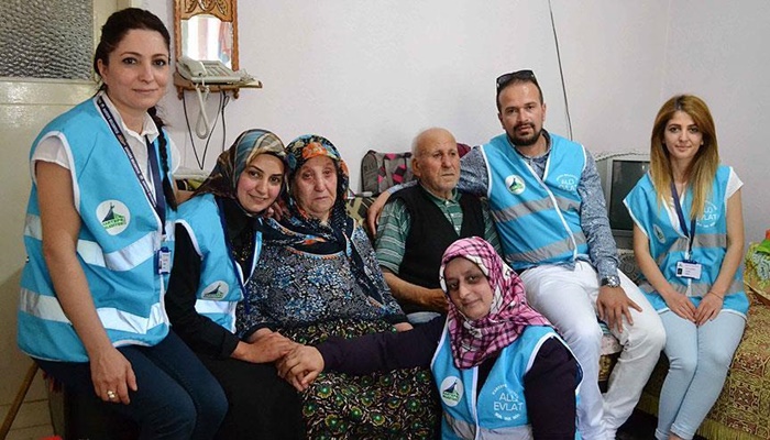 'Alo Evlat Hattı' ile yaşlılara yardım eli uzatıyorlar