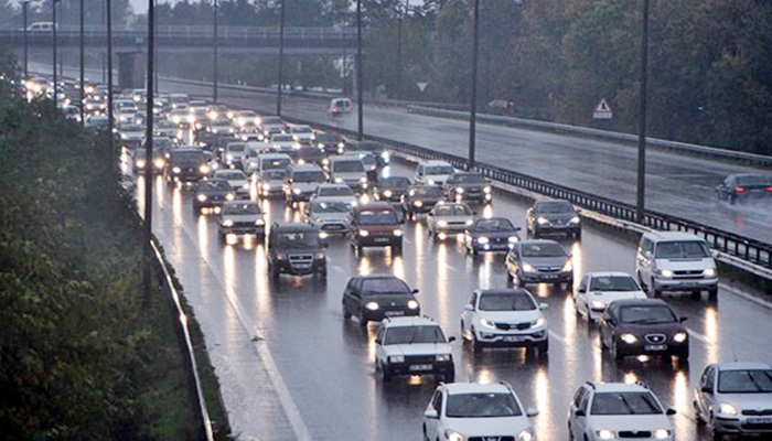 Trafik saatte 2 kilometre hızla ilerliyor