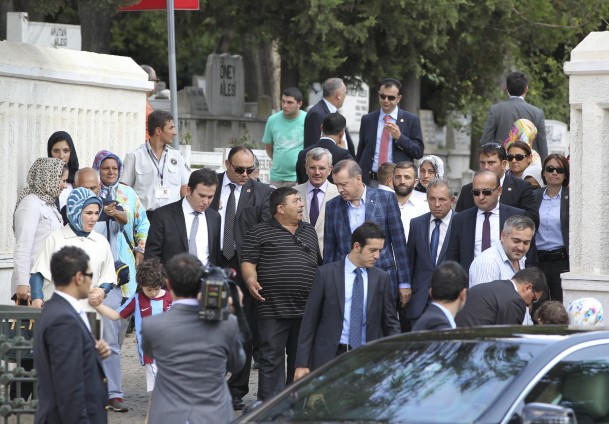 Erdoğan torunuyla mezar ziyaretinde