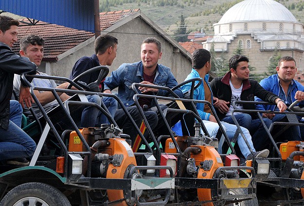 'Pat patı olmayana kız vermiyorlar'