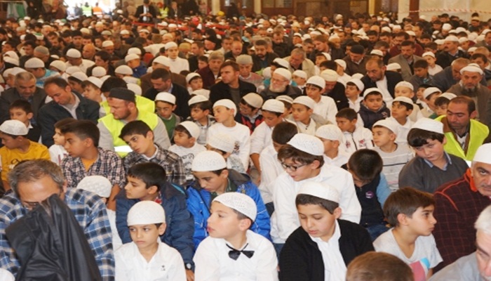 Binlerce çocuk Fatih Camii'nde namaza başladı