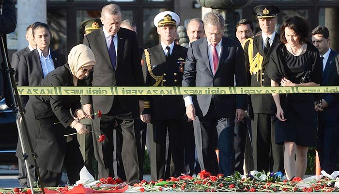 Cumhurbaşkanı Erdoğan Ankara garının önüne karanfil bıraktı