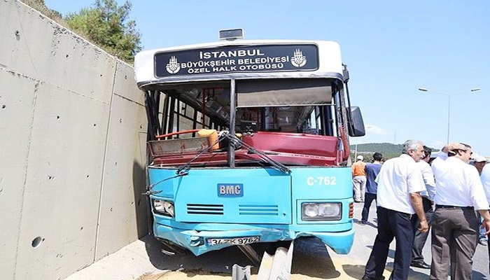 Ümraniye'de halk otobüsü kaza yaptı