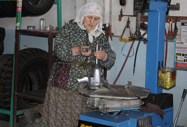 "Vesile Nine" 35 yıldır lastik tamir ediyor