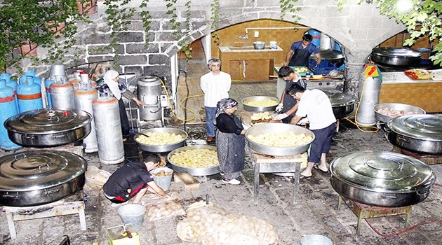 Kızılay'ın sıcak aşta gece mesaisi