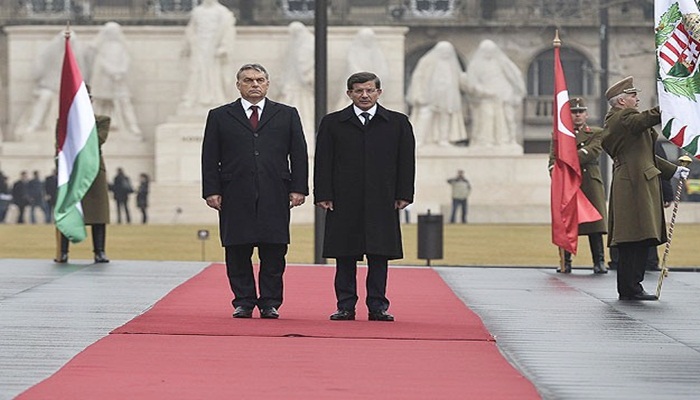 Davutoğlu Macaristan'da resmi törenle karşılandı