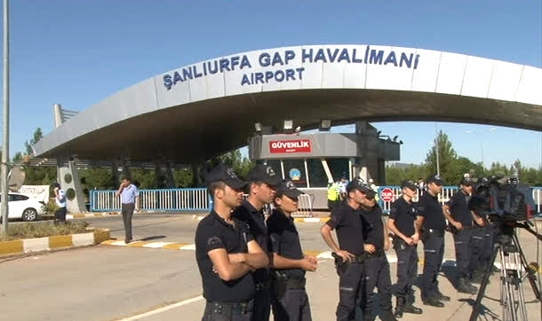 Serbest kalan rehineler GAP Havaalanı'na geldi
