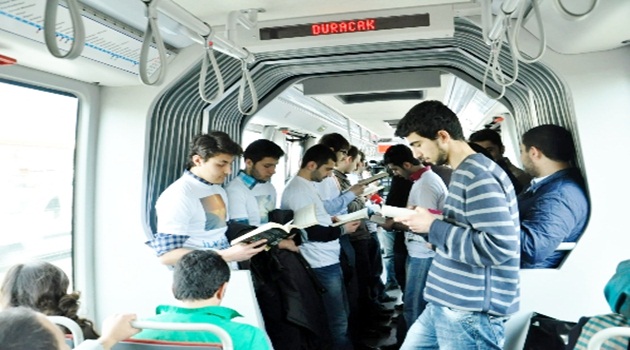 Metrobüste kitap okuma etkinliği
