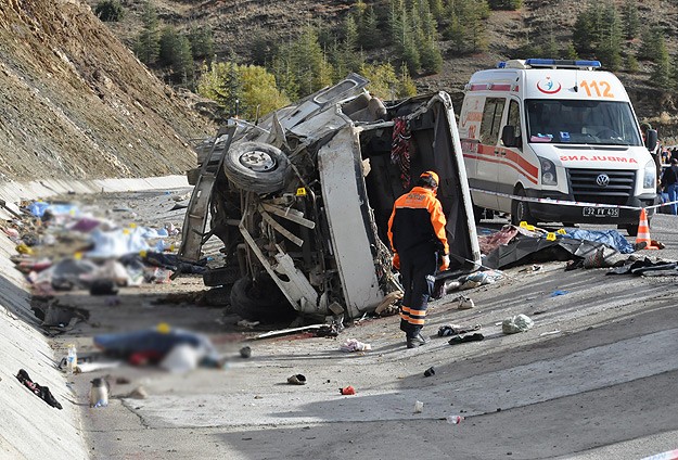 Isparta'da midibüs şarampole yuvarlandı