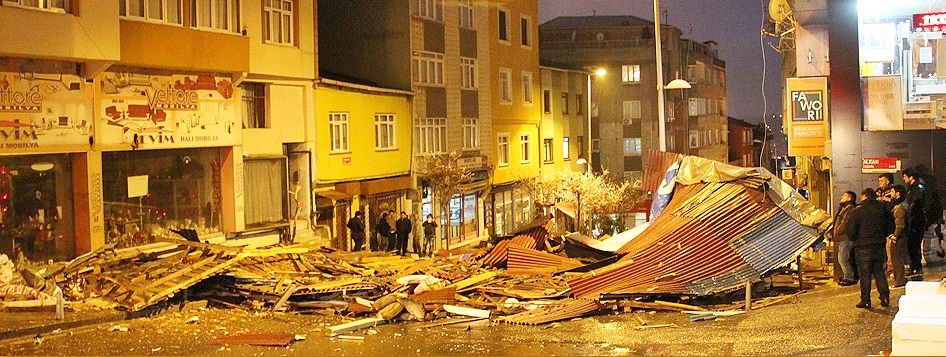 Lodos çatıları uçurdu, denizi taşırdı