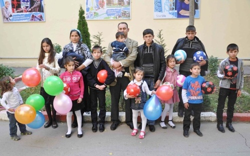 Azerbaycanlı ailenin 12'nci çocuk sevinci