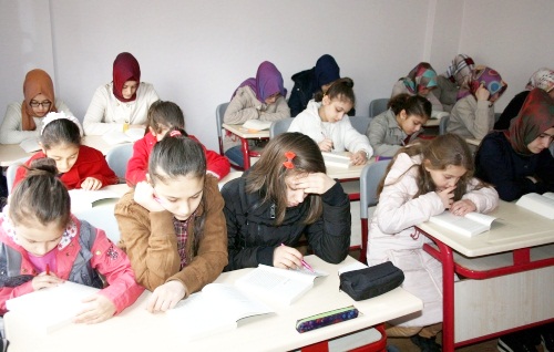 Okuma salonunda Peygamber Efendimizin hayatını öğreniyorlar