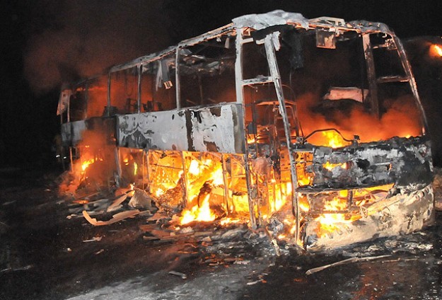 Hindistan'da otobüs yandı: 40 ölü
