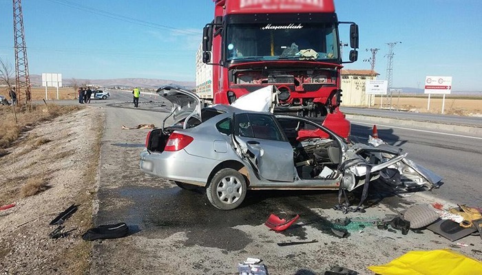 Konya'da tır ile otomobil çarpıştı: 2 ölü
