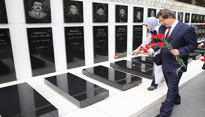 Davutoğlu Aliyev'in kabri ile şehitlikleri ziyaret etti