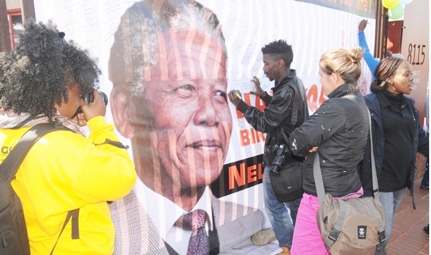 Nelson Mandela hayatını kaybetti