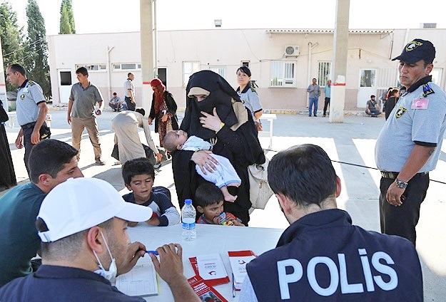 AFAD Suriyeliler için yoğun çaba sarf ediyor