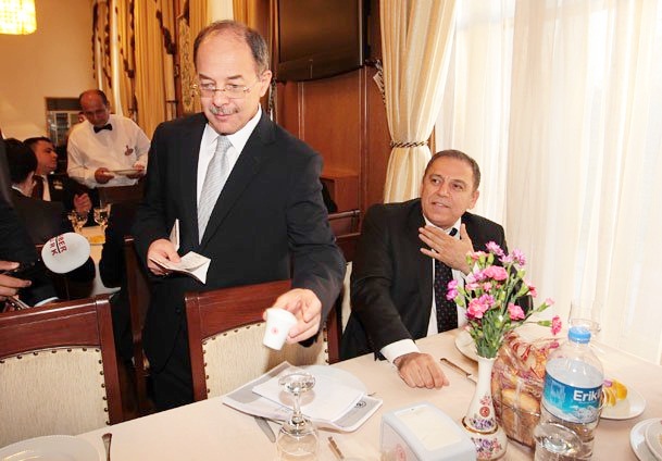 Bakan masalardan ''tuzluk''ları kaldırdı