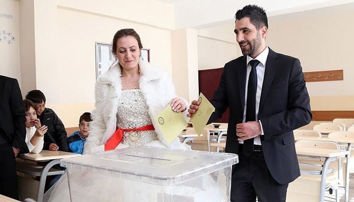 Düğünden önce sandığa gittiler
