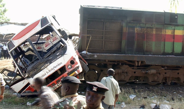 Kenya'da tren otobüse çarptı